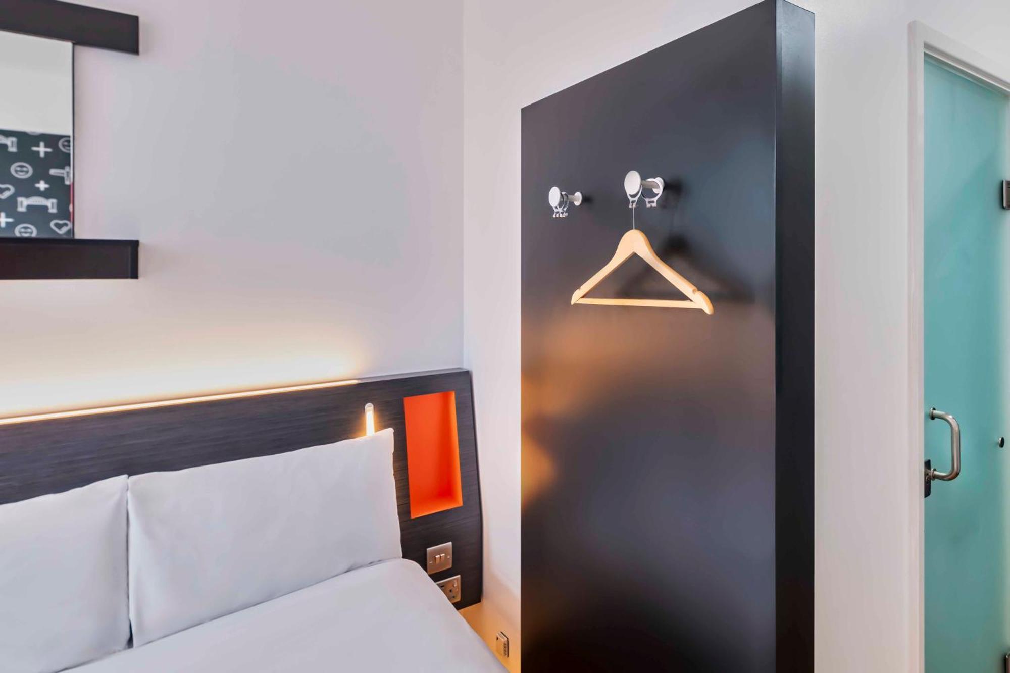 Easyhotel 2*