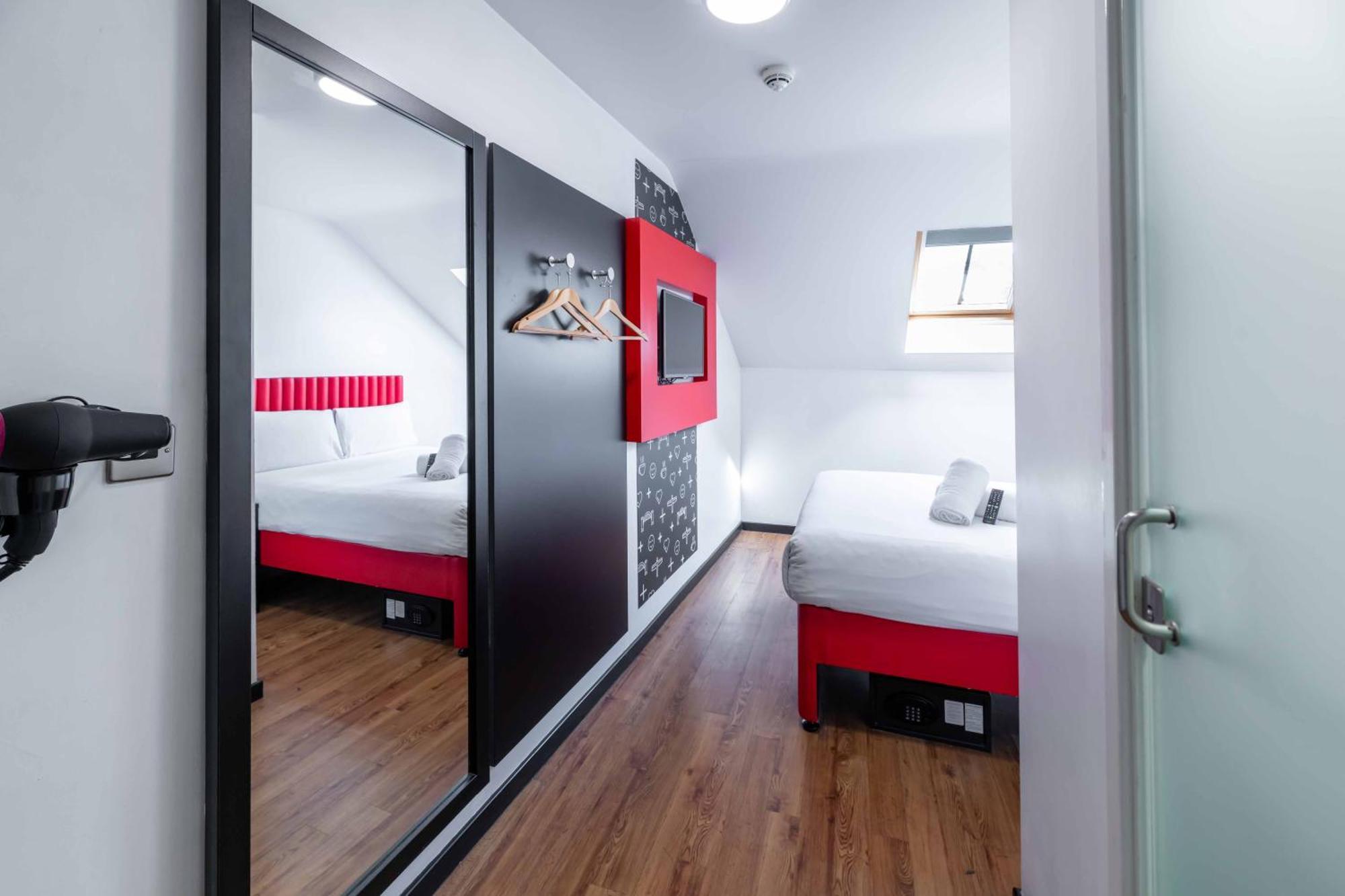 Easyhotel 2*