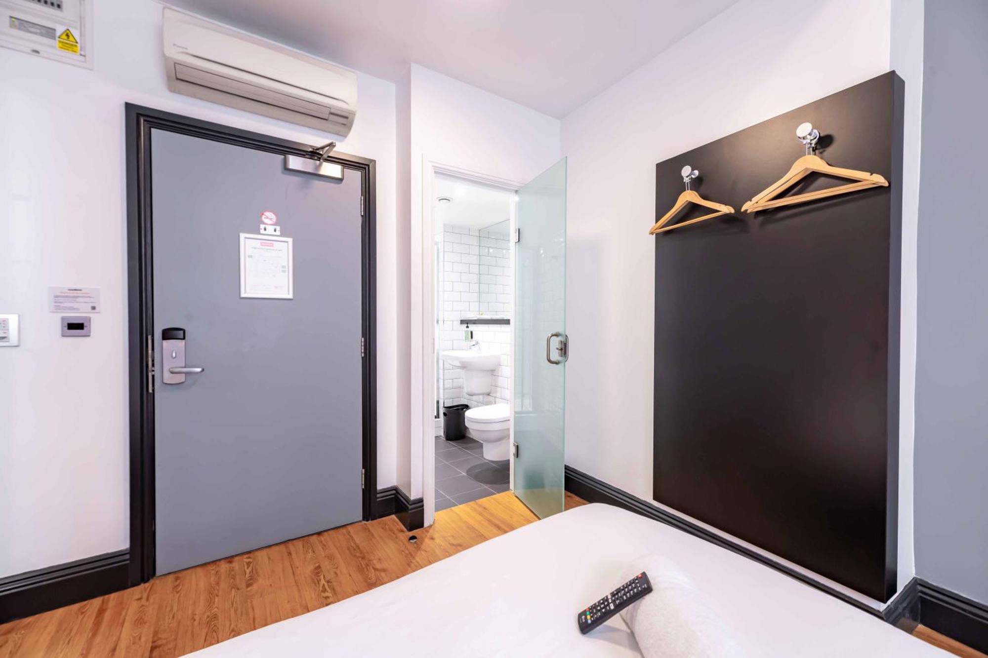 Easyhotel Hotel 2*