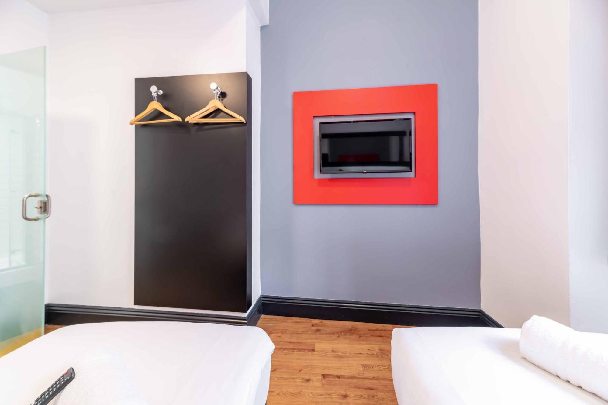 Easyhotel 2*